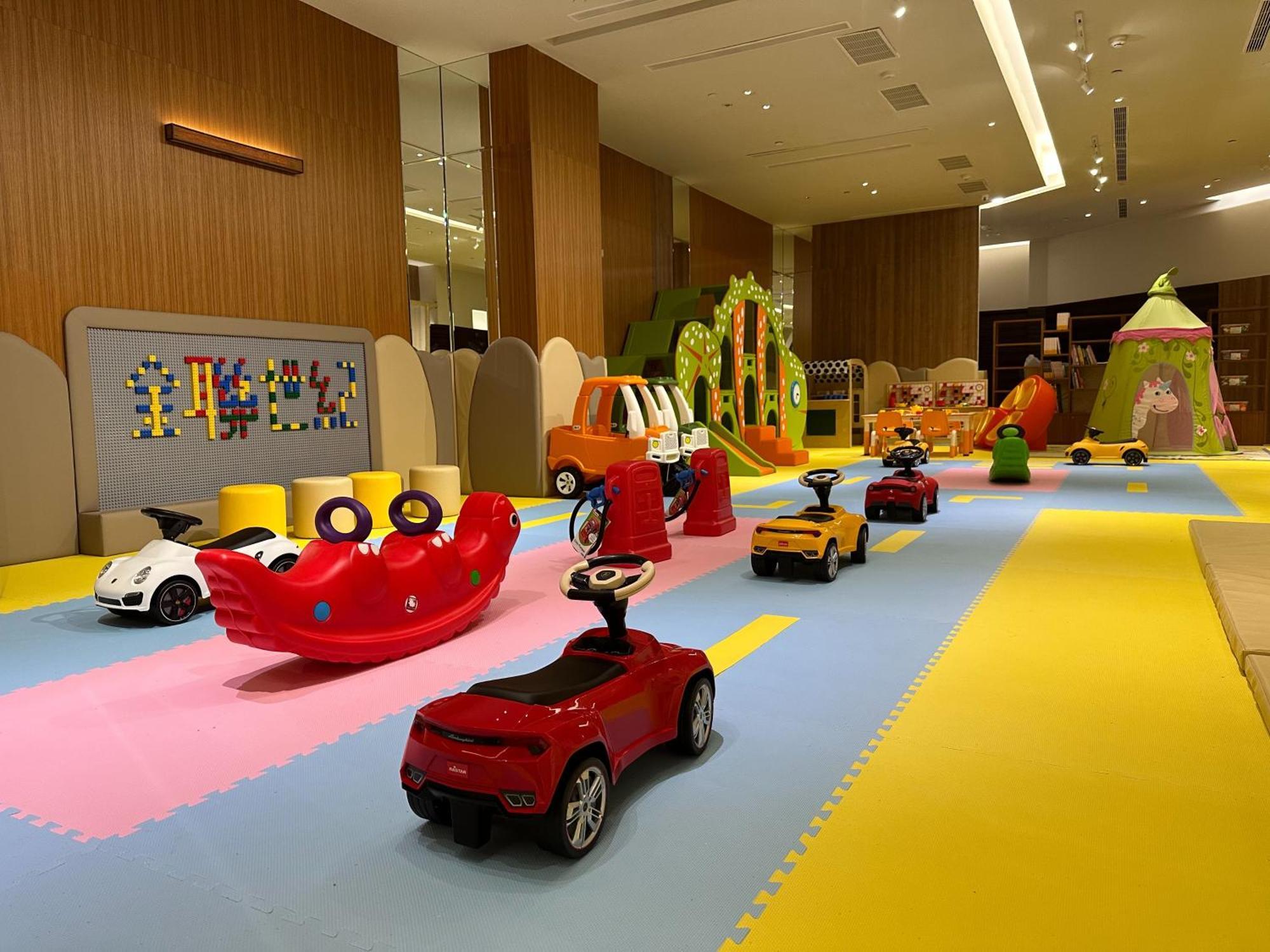 Chihpen Century Hotel Wenquan Екстер'єр фото The Children's Club at the Ritz-Carlton, Hong Kong