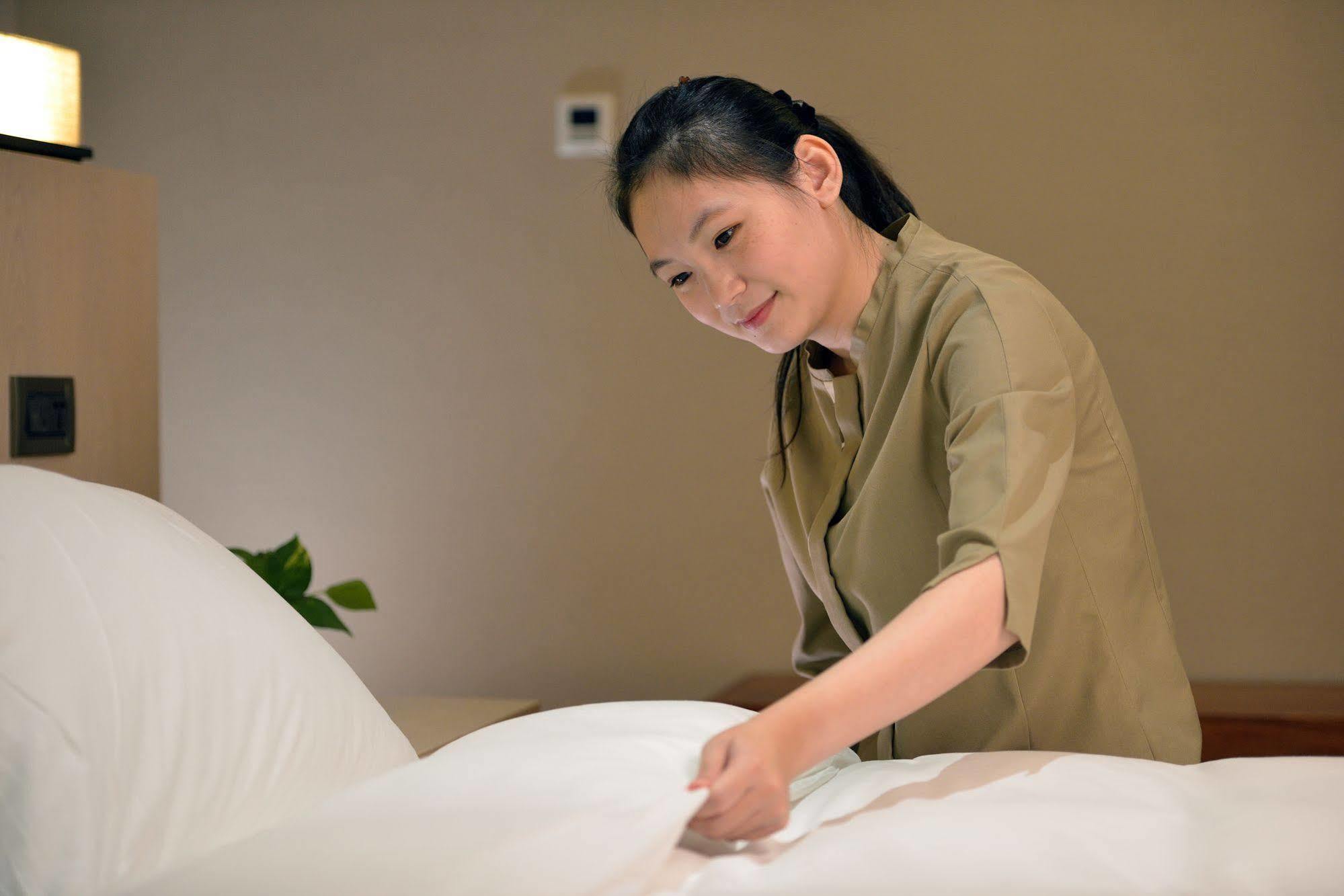 Chihpen Century Hotel Wenquan Екстер'єр фото A chambermaid making a bed