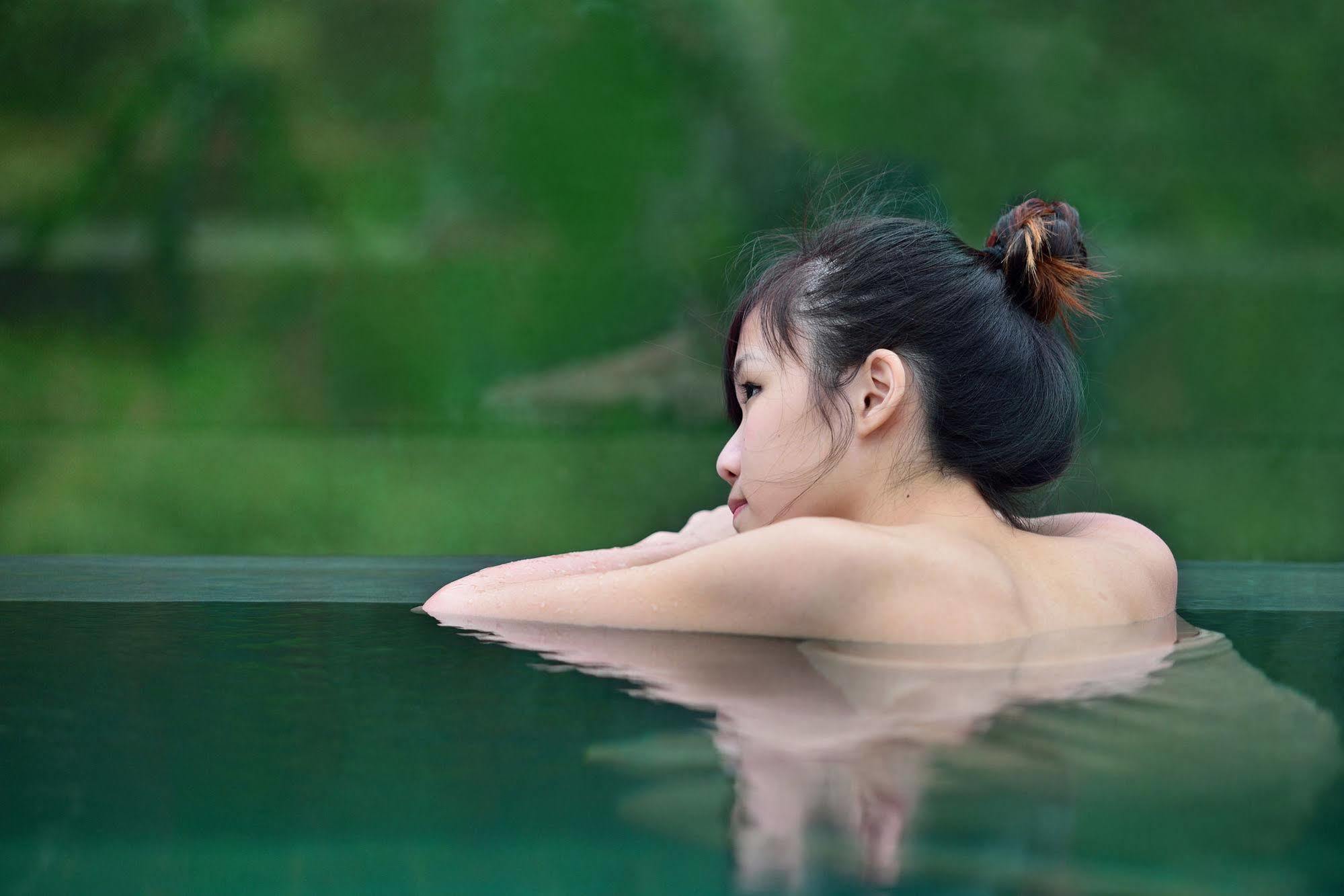 Chihpen Century Hotel Wenquan Екстер'єр фото A woman bathing in a hot spring